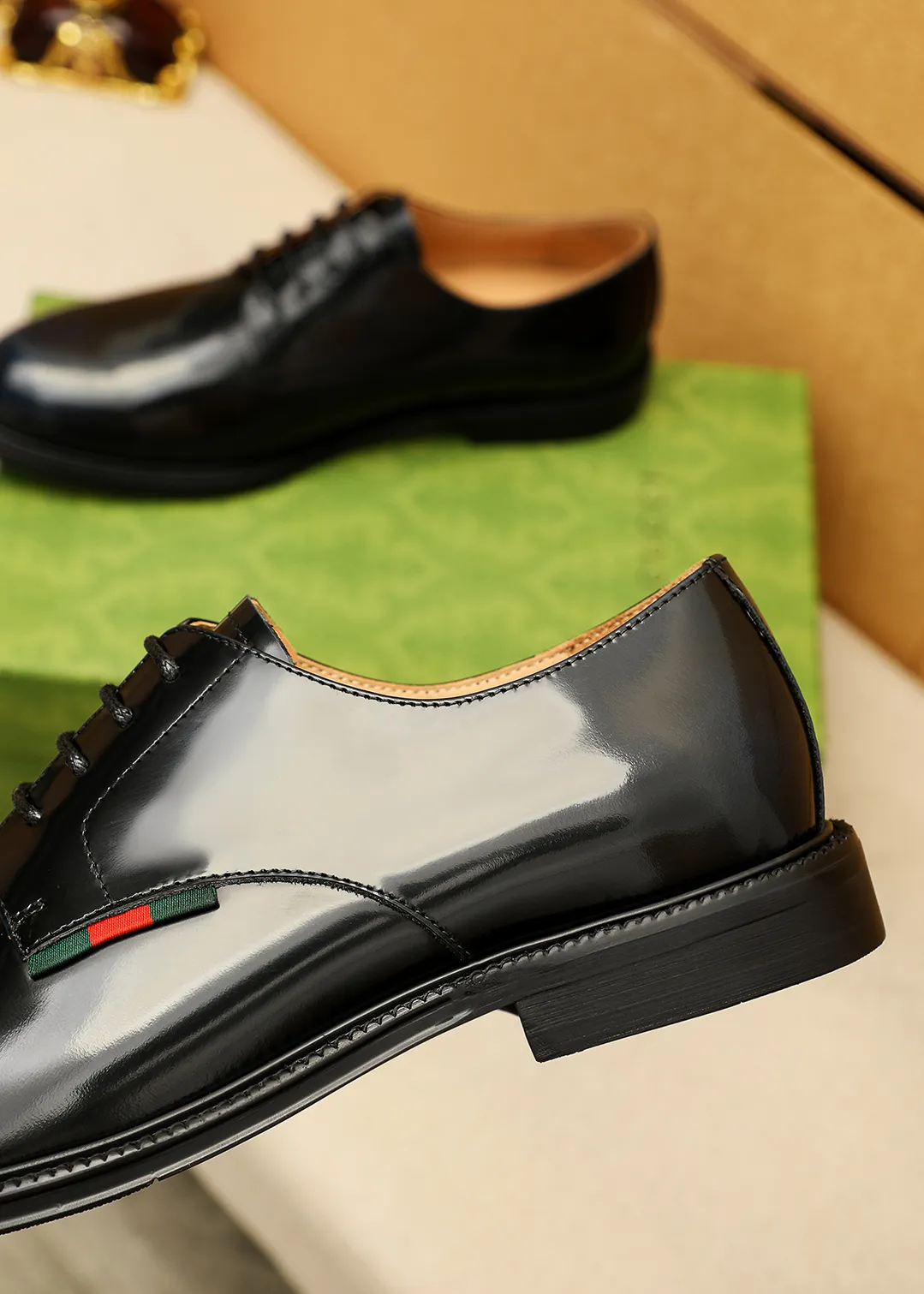 Men's shoes 💰520 💐 Product trademark: GUCCI "Gucci" business leather shoes Regular size: 38-44 (45.46🉑️customized) Product materials: Selected imported first-layer open-edge beaded cowhide leather upper, imported water-dyed cowhide leather lining. Strong three-dimensional visual effect, original outsole Color: 4⃣️colors available